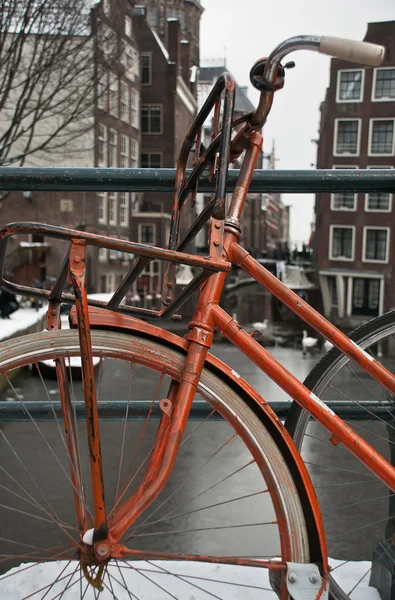 Ancien vélo de stationnement dans un pont du pont Amstel à Amsted — Photo