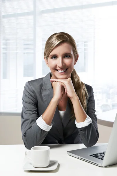 Young confidente smiling successful business woman working at of — Stok fotoğraf