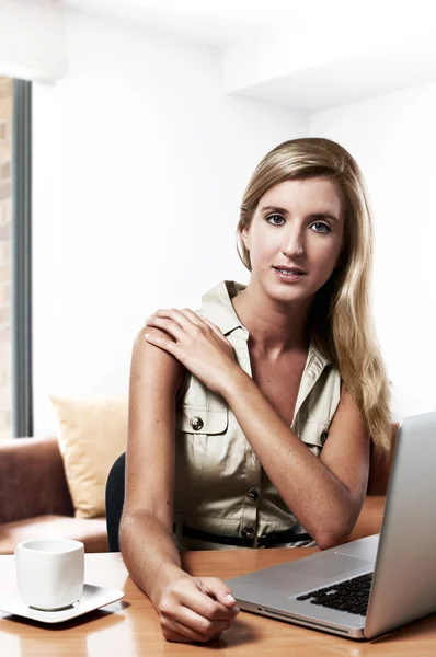 Jeune femme d'affaires prospère travaillant à la maison. Bureau avec ordinateur portable et café — Photo