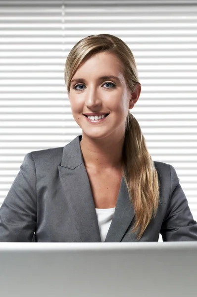 Giovane donna d'affari di successo che lavora in ufficio — Foto Stock