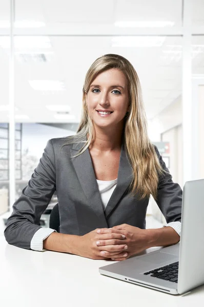 Jeune femme d'affaires réussie travaillant au bureau — Photo