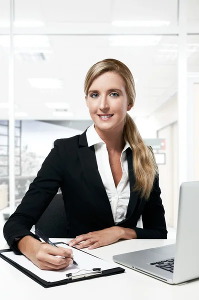 Jeune femme d'affaires réussie travaillant au bureau — Photo