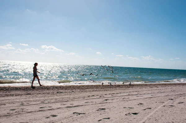 Girl walking on the beach — Stock Photo, Image