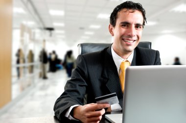 e-ticaret kavramı: online ödeme yaptığı kredi c ile iş adamı