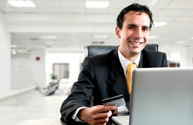 e-ticaret kavramı: online ödeme yaptığı kredi c ile iş adamı
