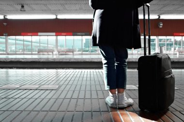 tren istasyonunda kadın