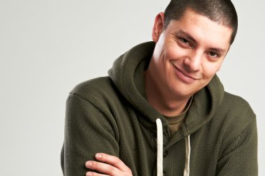 rahat gülümseyen genç adam