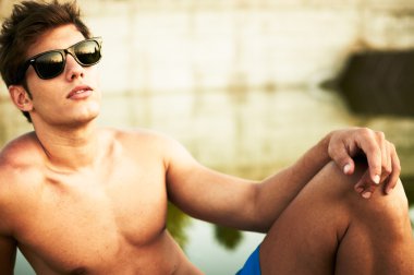 genç adam moda yaz günü ateş