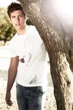 genç adam moda yaz günü ateş