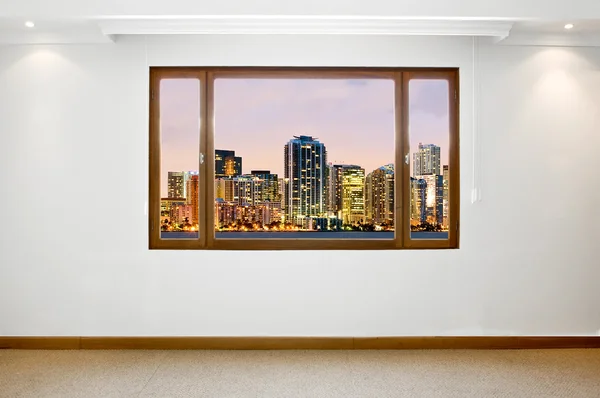 Lege grote nieuwe kamer met uitzicht op een prachtige stadsgezicht — Stockfoto
