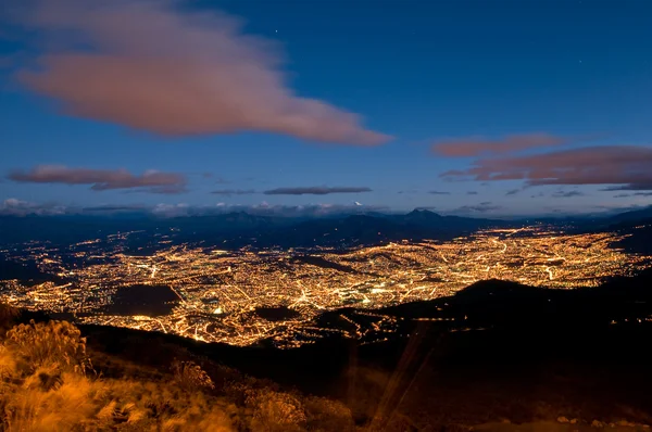 Quito på natten — Stockfoto