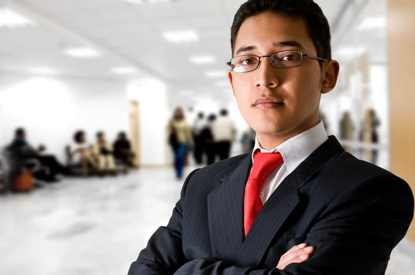 Eleganter lateinischer Geschäftsmann — Stockfoto