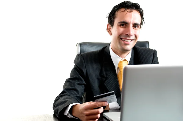Ο άνθρωπος των επιχειρήσεων στο γραφείο ΠΛΗΡΩΜΗΣ online με την πιστωτική του κάρτα — Φωτογραφία Αρχείου