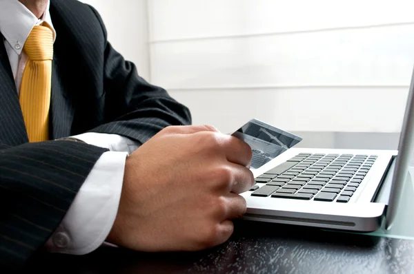 Концепция электронной коммерции: человек в офисе оплачивает онлайн — стоковое фото