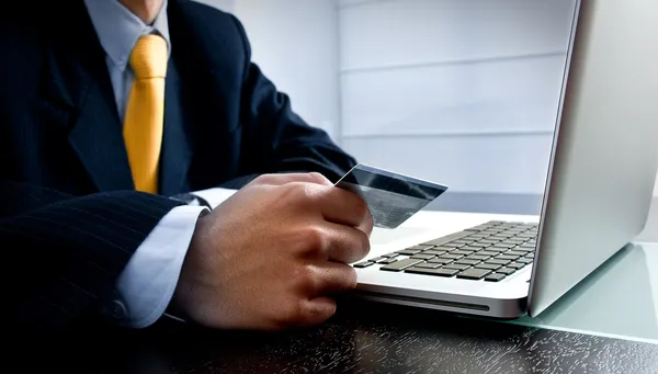 Концепция e-commerce: бизнесмен оплачивает онлайн своим кредитом c — стоковое фото