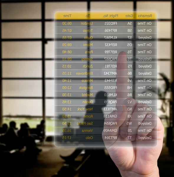 Havaalanında bir ekran arayüzü iterek uçuşlar seçerek el — Stok fotoğraf