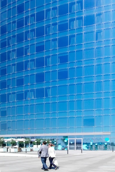 Edifício moderno azul e caminhada de negócios — Fotografia de Stock