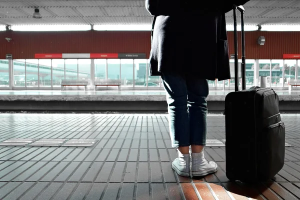 電車の駅で女性 — ストック写真