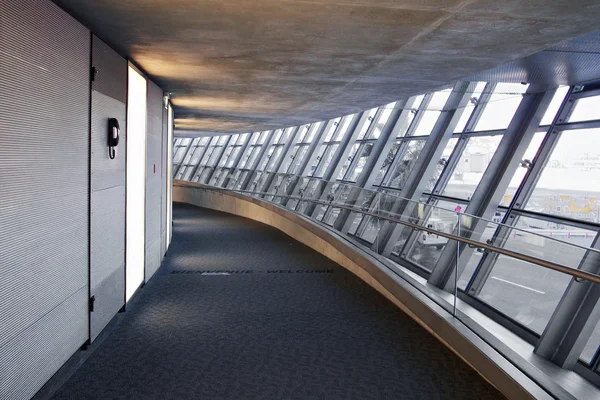 Пустой коридор аэропорта — стоковое фото