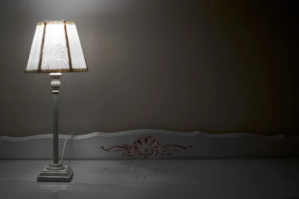 Lámpara en escritorio con luz suave — Foto de Stock