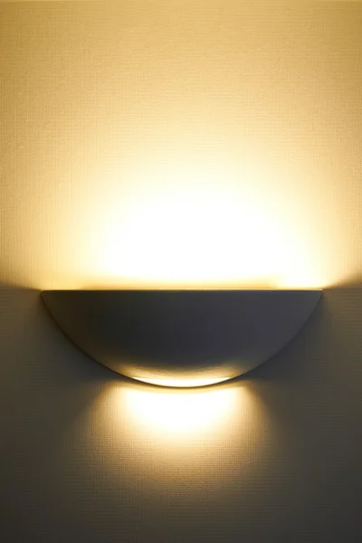 Lámpara en pared con espacio para copiar — Foto de Stock