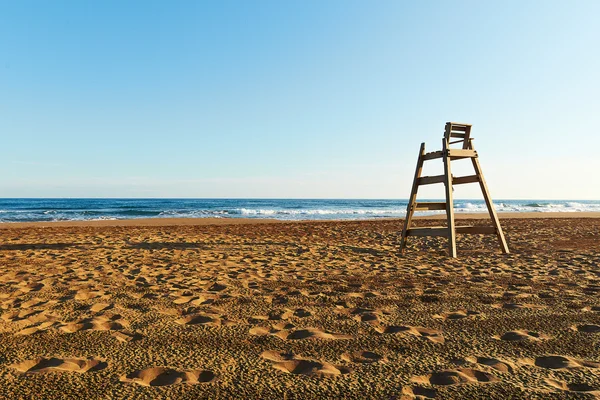 Osamělý velké křeslo na pláži — Stock fotografie