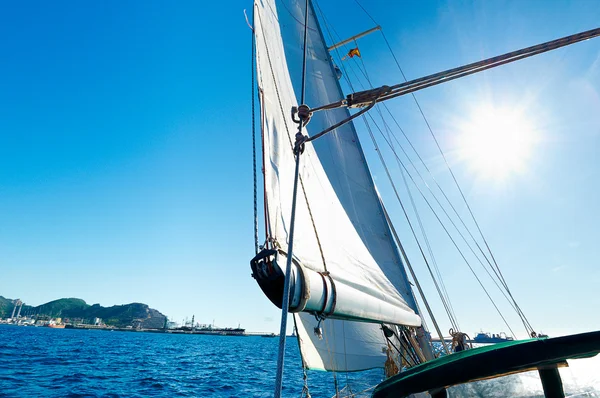 Freiheit: Segelboot im Meer — Stockfoto