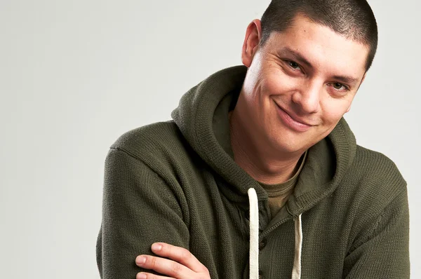 Jovem relaxado sorrindo — Fotografia de Stock