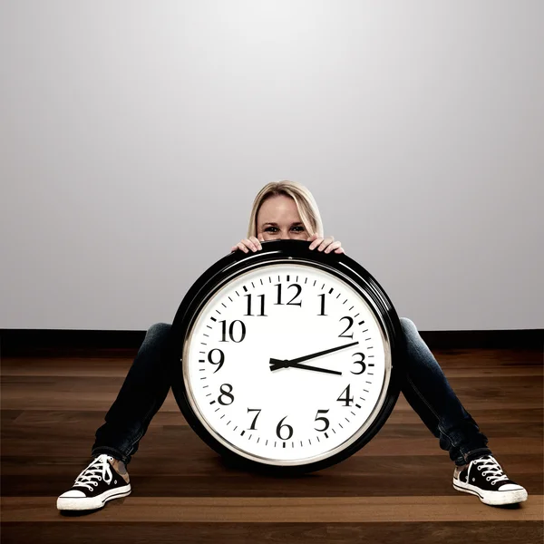 Счастливая женщина с большими часами: Концепция времени — стоковое фото