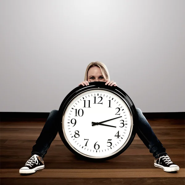 Mujer feliz con un reloj grande: Concepto de tiempo — Foto de Stock