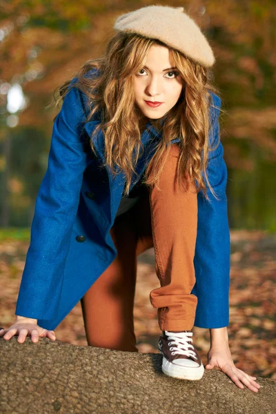 人気モデル ・ ヨンア ショットの美しい女の子のファッション。秋の景色 — ストック写真