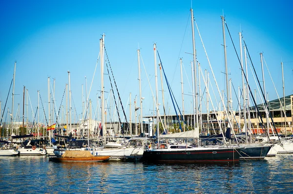 Segelboote und Yachten am blauen Ozean an einem Sommertag — Stockfoto