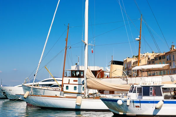 Segelboote und Yachten am blauen Ozean an einem Sommertag — Stockfoto