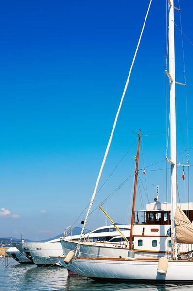 Segelboote und Yachten am blauen Ozean an einem Sommertag — Stockfoto