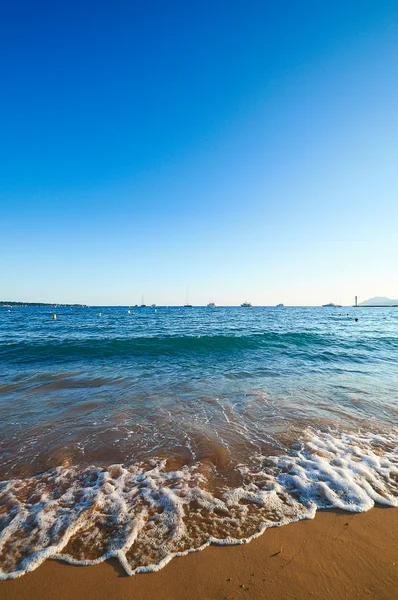 Pláž a Středozemní moře v letní den — Stock fotografie