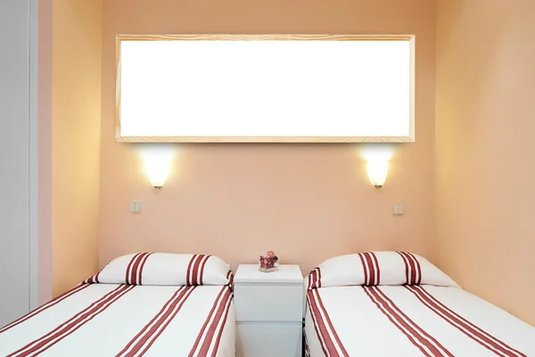 Diseño de interiores: Dormitorio moderno con pancarta grande en blanco —  Fotos de Stock