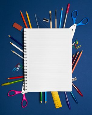 Geri okul serisi için: shool malzemeleri mavi arka plan üzerinde