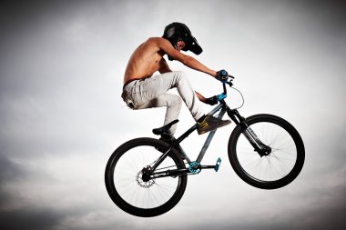 Başarı kavramı: bir bisiklet gökyüzü uçan yüksek dostum