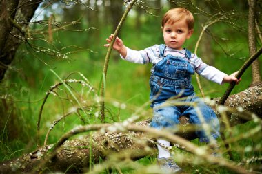 parkta oynarken küçük güzel çocuk