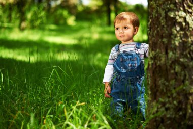parkta oynarken küçük güzel çocuk