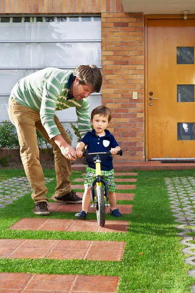 Jonge gelukkige paar op hun grote nieuwe huis — Stockfoto