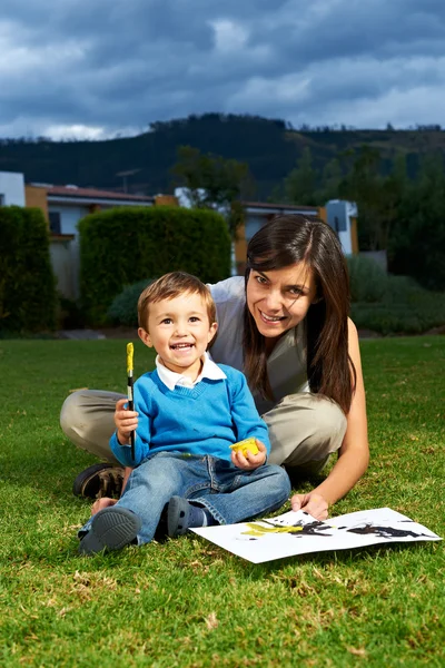 Madre e figlio giocare — Foto Stock