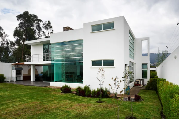 Duży nowoczesny dom — Zdjęcie stockowe