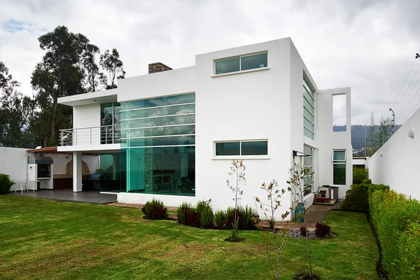 Gran casa moderna — Foto de Stock