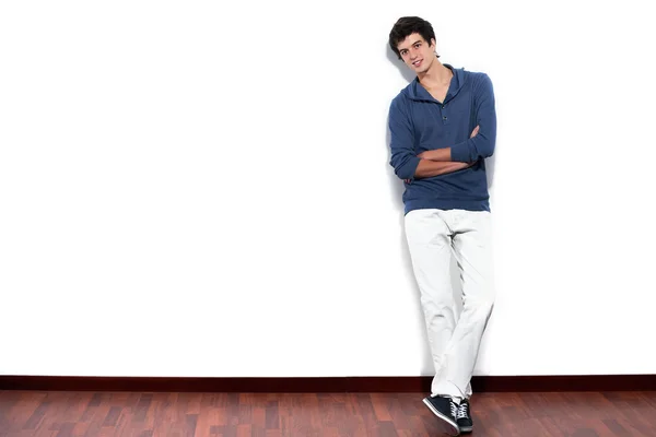 젊은 남자가 빈 흰색 벽 복사 공간에 편안한 — 스톡 사진