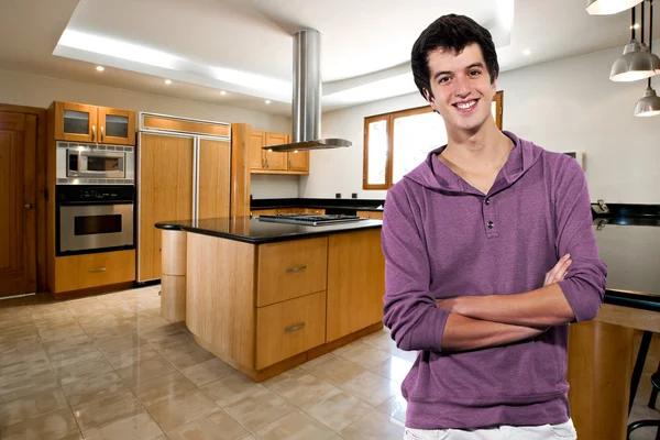 Jonge man die lacht op de keuken — Stockfoto