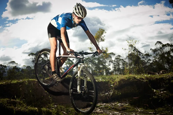 Junger Mann auf dem Fahrrad — Stockfoto