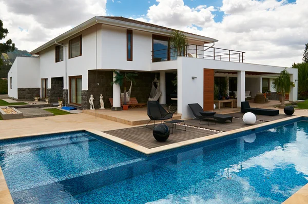 Grande casa moderna com piscina — Fotografia de Stock