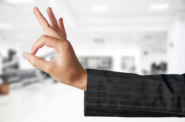 Conceito de negócio: mão da mulher com sinal OK no escritório — Fotografia de Stock