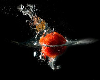 Suya çilek sıçratıyorum.